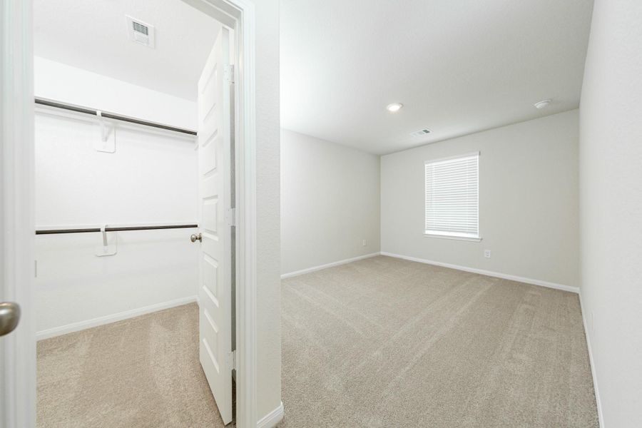 Spacious, unfurnished interior of a new home in River's Edge, Conroe (Image 21).