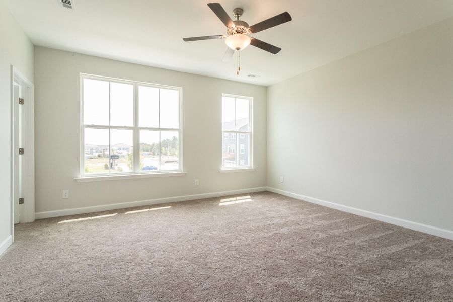 Spacious, unfurnished interior of a new home in Six Oaks, Summerville (Image 15).