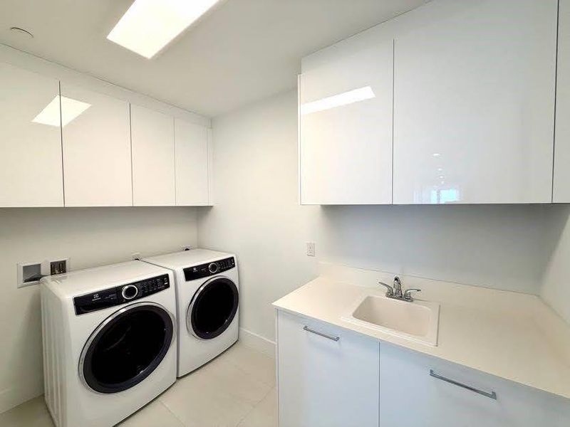 Furnished interior view inside a new home in , Fort Lauderdale (Image 8).