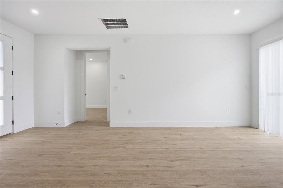 Spacious, unfurnished interior of a new home in , Ocala (Image 14).
