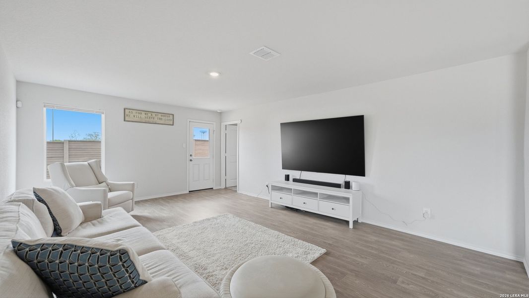 Furnished interior view inside a new home in Ladera, Luling (Image 8).