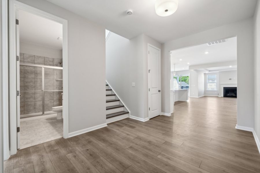 Spacious, unfurnished interior of a new home in The Coves on Lake Wylie, Charlotte (Image 9).