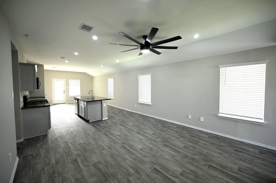 Spacious, unfurnished interior of a new home in Breckenridge Forest, Spring (Image 7).