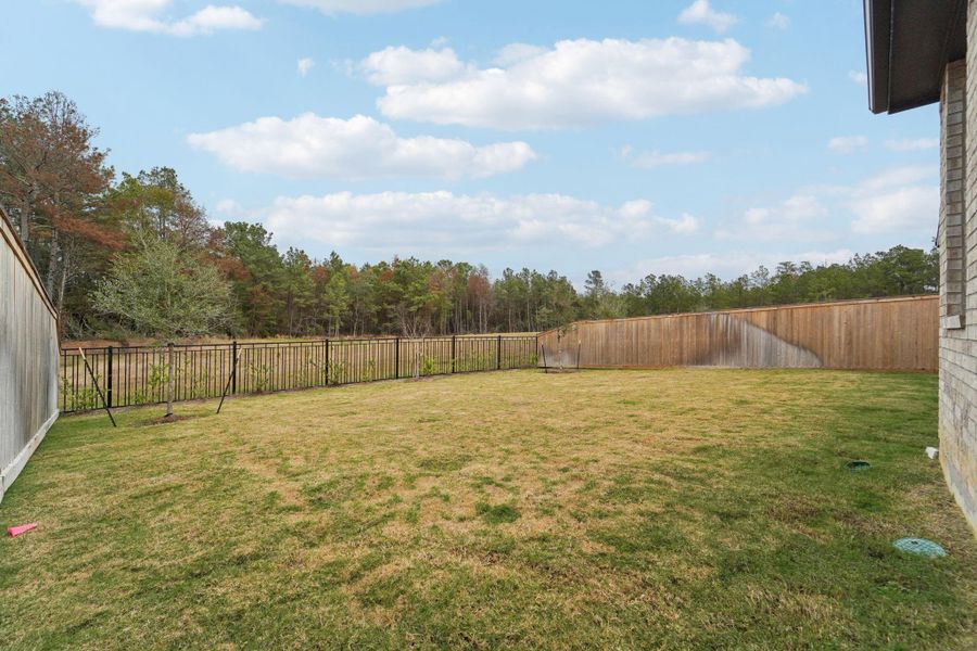 Exterior details and patio area of a home in Kresston, Montgomery (Image 26).