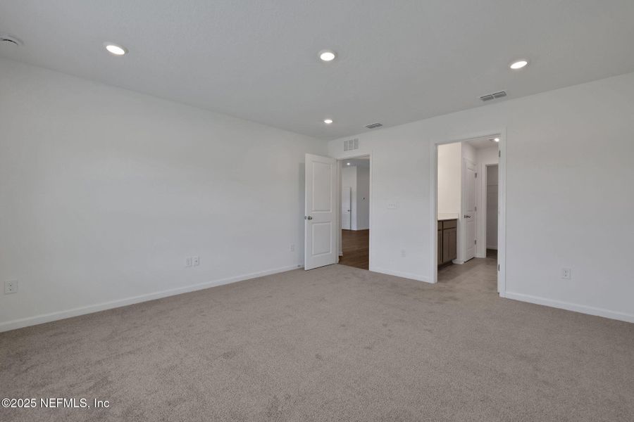 Spacious, unfurnished interior of a new home in Bellbrooke, Jacksonville (Image 24).