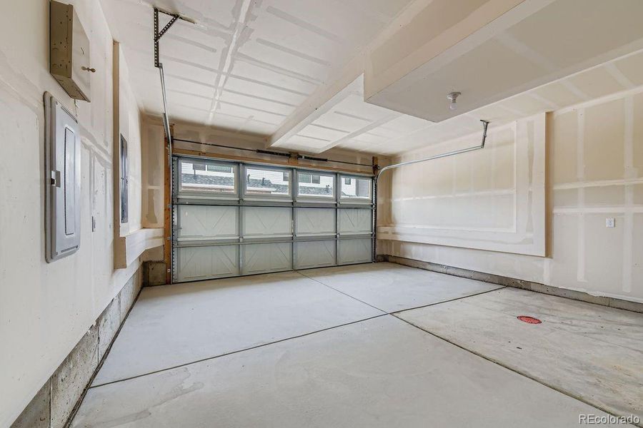 2-CAR GARAGE 2-CAR GARAGE