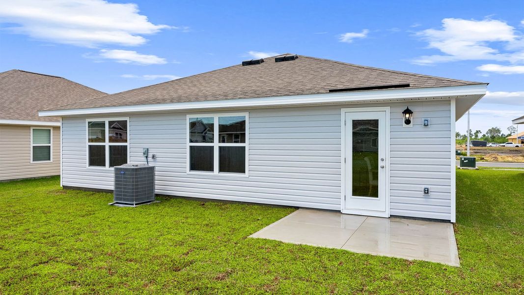 Exterior details and patio area of a home in Liberty, Panama City (Image 3).