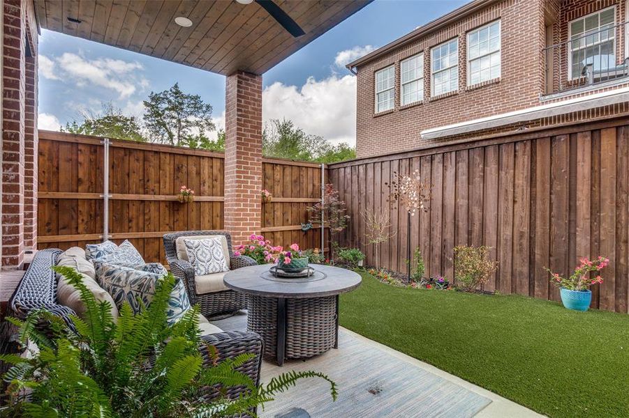 Exterior details and patio area of a home in , Dallas (Image 4).