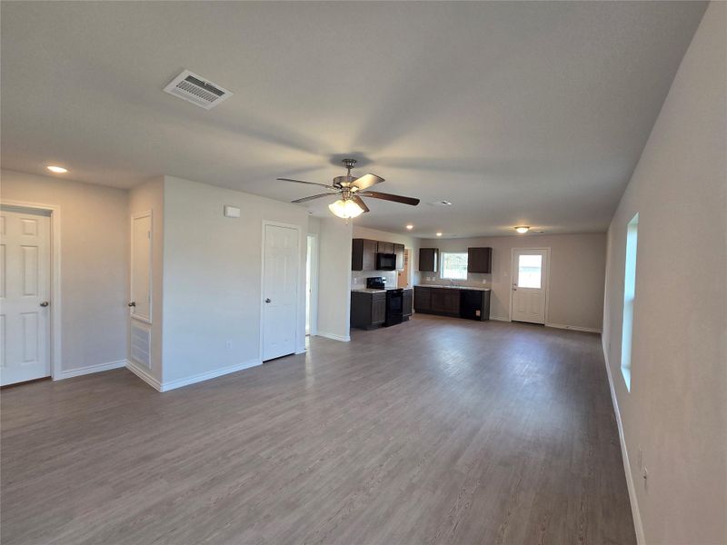 Spacious, unfurnished interior of a new home in , Baytown (Image 5).
