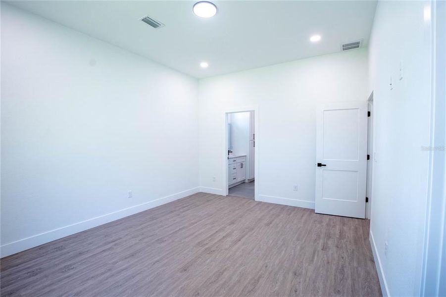 Spacious, unfurnished interior of a new home in , Tampa (Image 27).