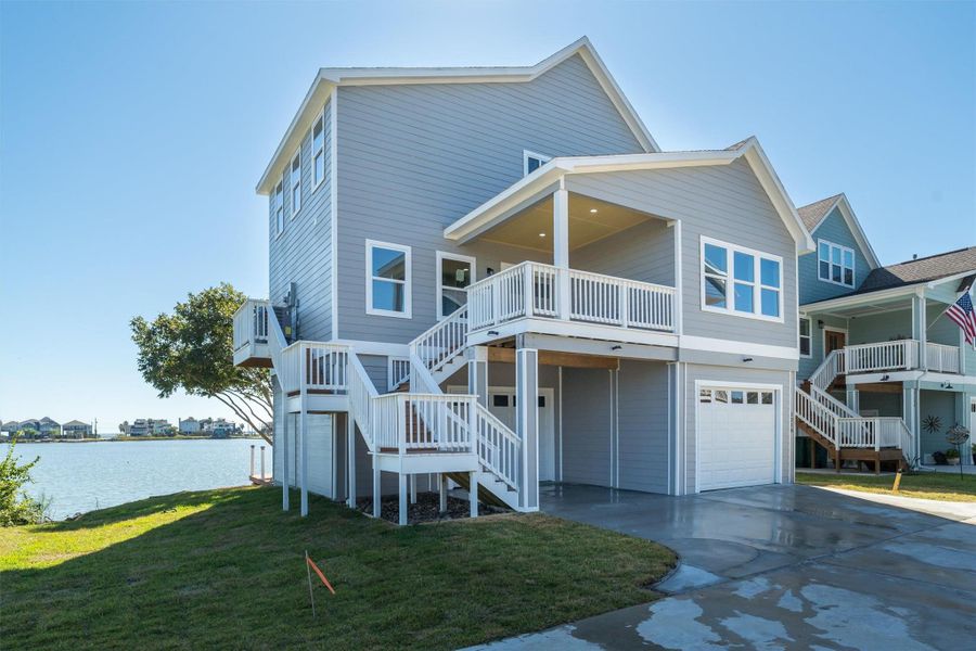 Beautiful new build located right on the water! Beautiful new build located right on the water!