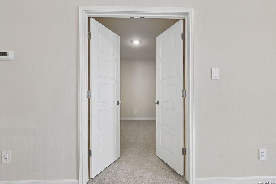 Spacious, unfurnished interior of a new home in Thomas Pond, San Antonio (Image 22).