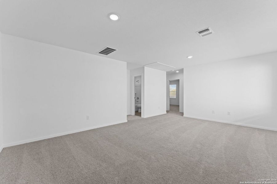 Spacious, unfurnished interior of a new home in Torian Village: Belmar Collection, San Antonio (Image 8).