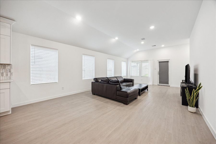 Image 10 of a home in .