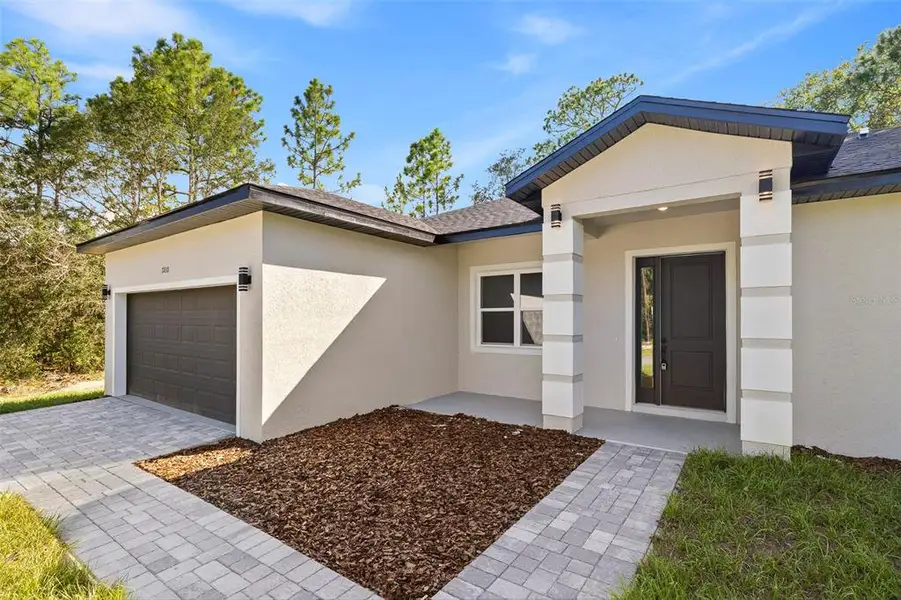 Exterior details and patio area of a home in , Dunnellon (Image 4). Exterior details and patio area of a home in , Dunnellon (Image 4).