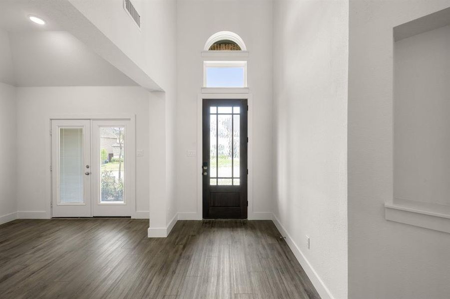 Spacious, unfurnished interior of a new home in La Frontera, Fort Worth (Image 10). Spacious, unfurnished interior of a new home in La Frontera, Fort Worth (Image 10).