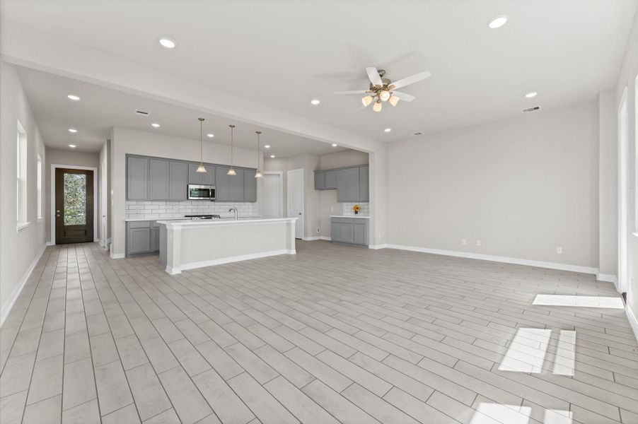 Spacious, unfurnished interior of a new home in , Seabrook (Image 17).