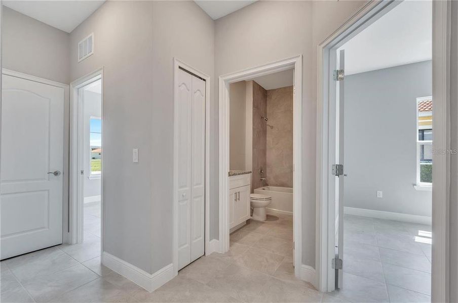 Spacious, unfurnished interior of a new home in , Kissimmee (Image 11).