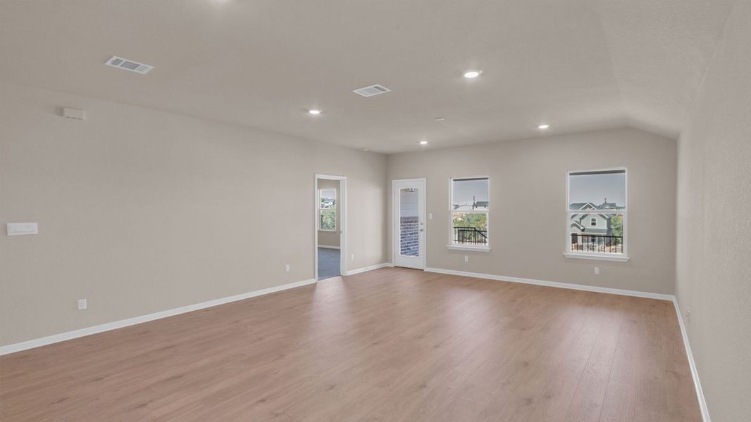 Spacious, unfurnished interior of a new home in Thunder Rock, Marble Falls (Image 19).