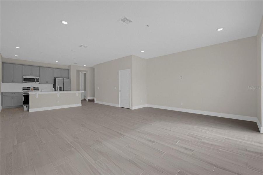 Spacious, unfurnished interior of a new home in , Kissimmee (Image 15).