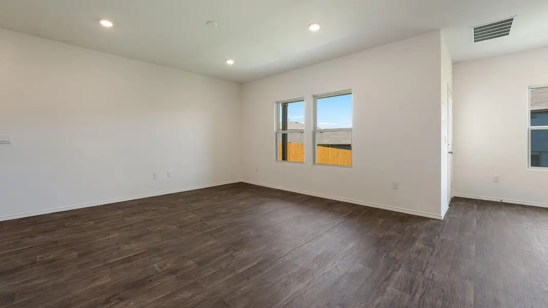 Spacious, unfurnished interior of a new home in Durango, Mustang Ridge (Image 10).