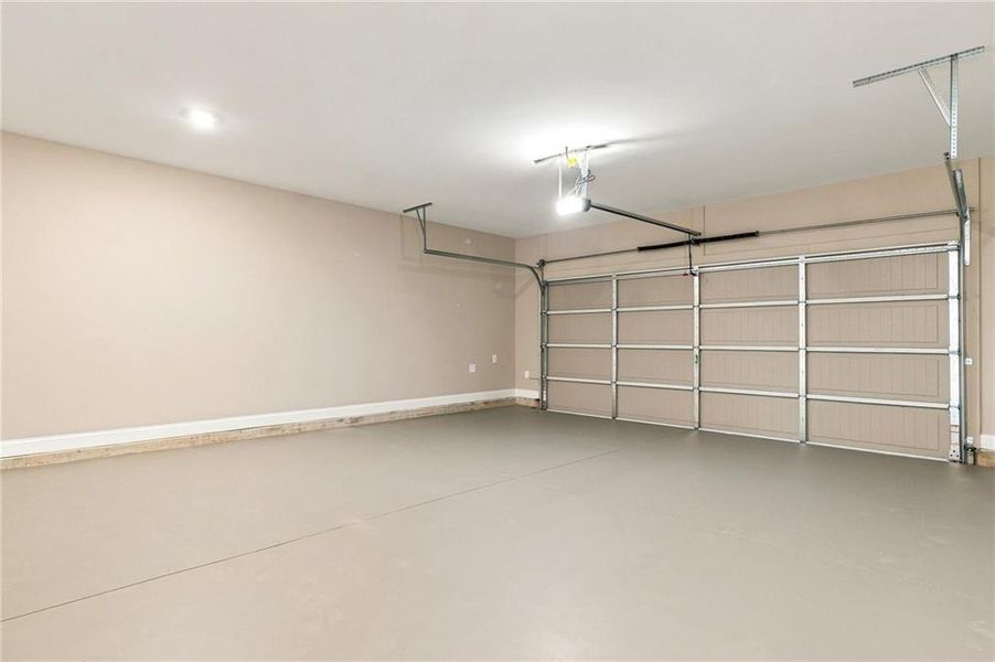 Spacious, unfurnished interior of a new home in , Jasper (Image 32).