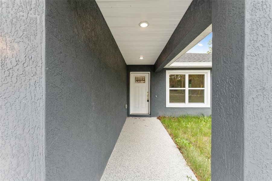 Exterior details and patio area of a home in , Belleview (Image 3).
