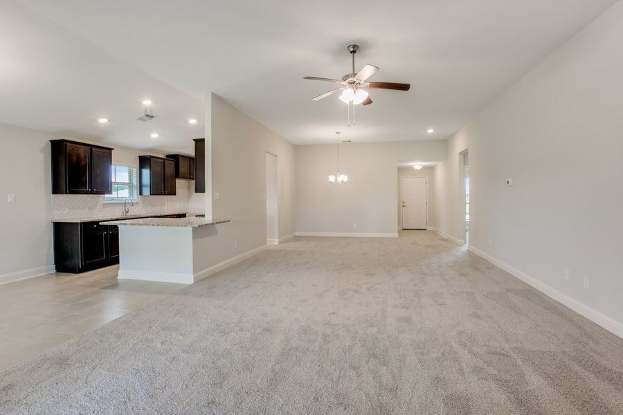 Spacious, unfurnished interior of a new home in Bayou Maison, Texas City (Image 13).