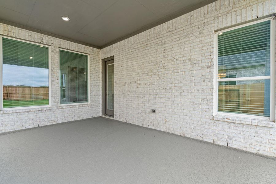 Exterior details and patio area of a home in Attwater, Waller (Image 3).