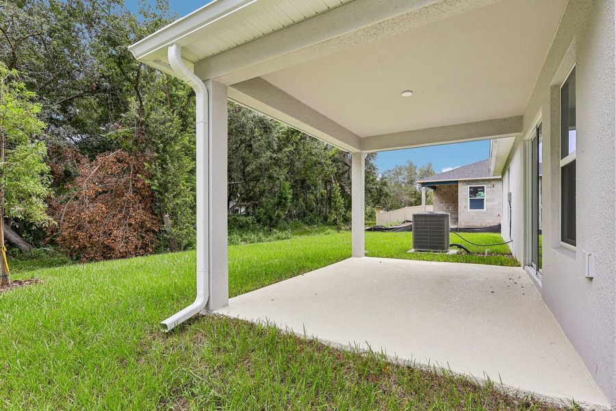 Exterior details and patio area of a home in Hilliard Ridge, Kissimmee (Image 4).
