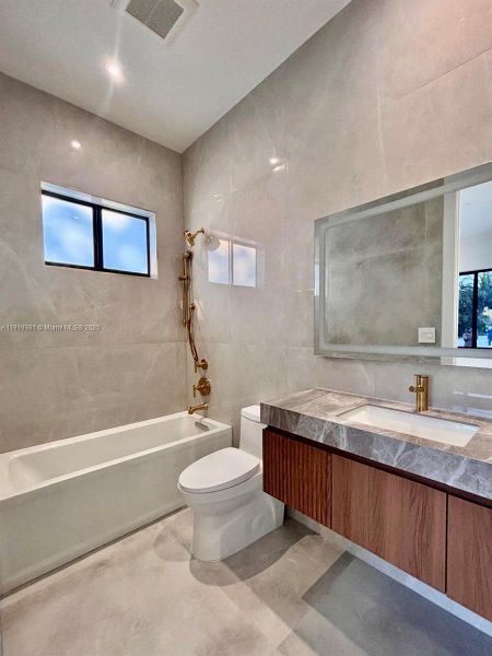 Furnished interior view inside a new home in , Deerfield Beach (Image 7).