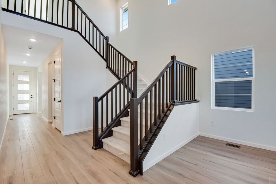 Spacious, unfurnished interior of a new home in Sterling Ranch, Littleton (Image 29).