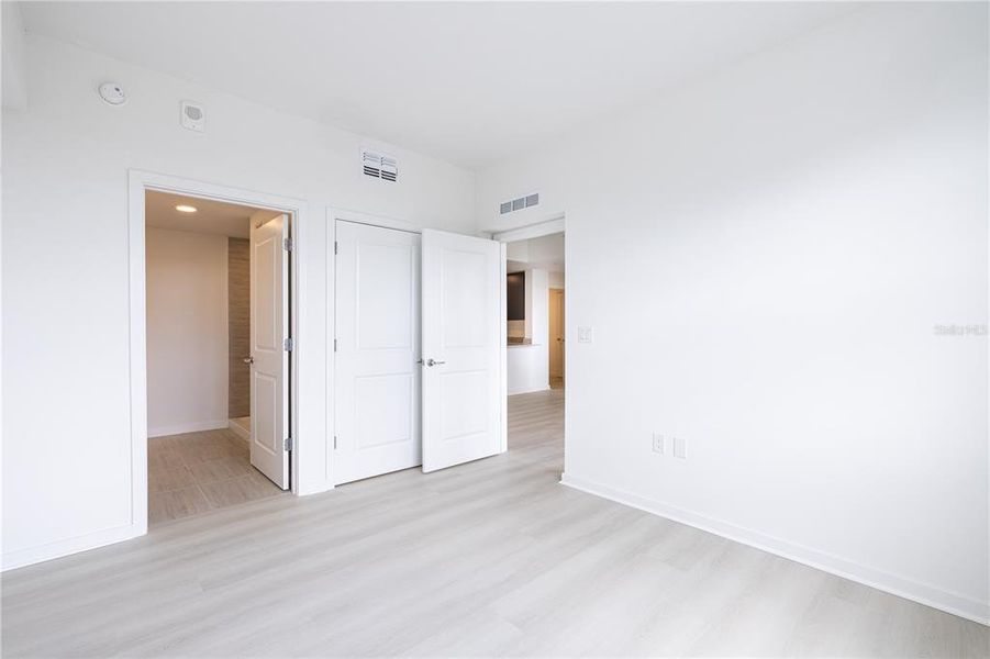 Spacious, unfurnished interior of a new home in , Orlando (Image 21).