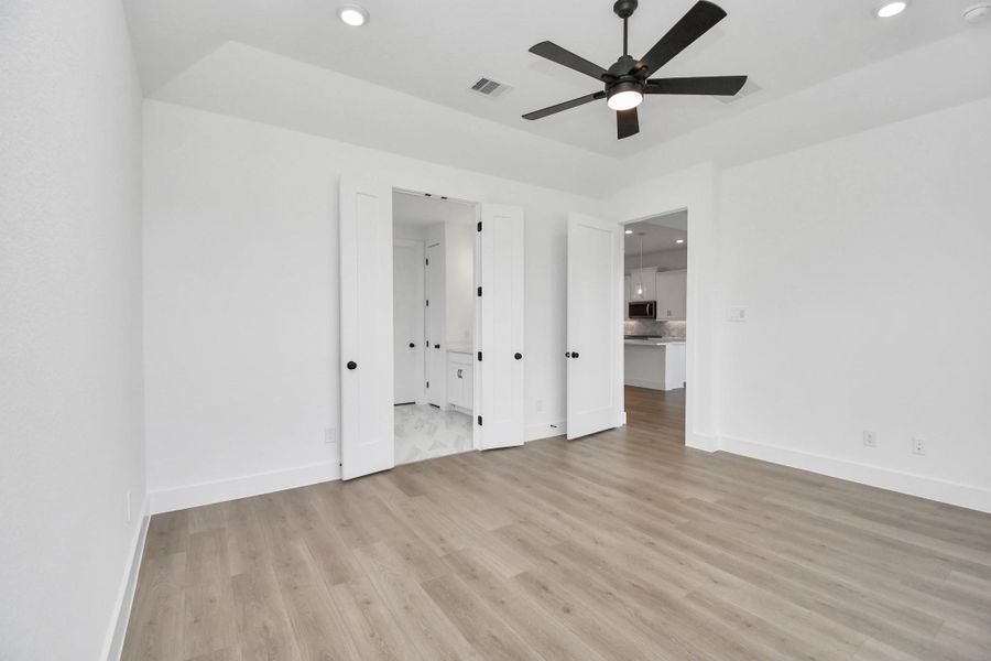 Spacious, unfurnished interior of a new home in Arabella on the Prairie: Premier Collection, Richmond (Image 19).