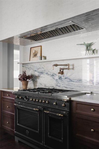 Professional-grade cooking. A standout feature for any home chef, the Bertazzoni Heritage Collection range offers a classic aesthetic paired with modern performance, framed by custom cabinetry and sleek stainless steel appliances.