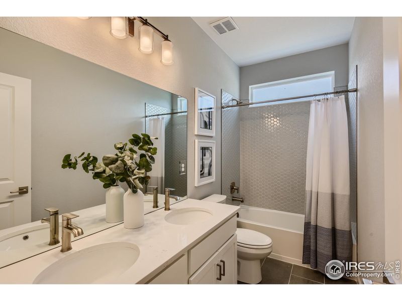 Full Secondary Bath!