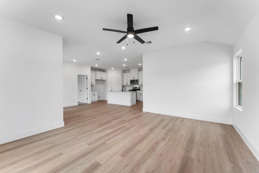 Spacious, unfurnished interior of a new home in Chapel Lakes, Montgomery (Image 21).