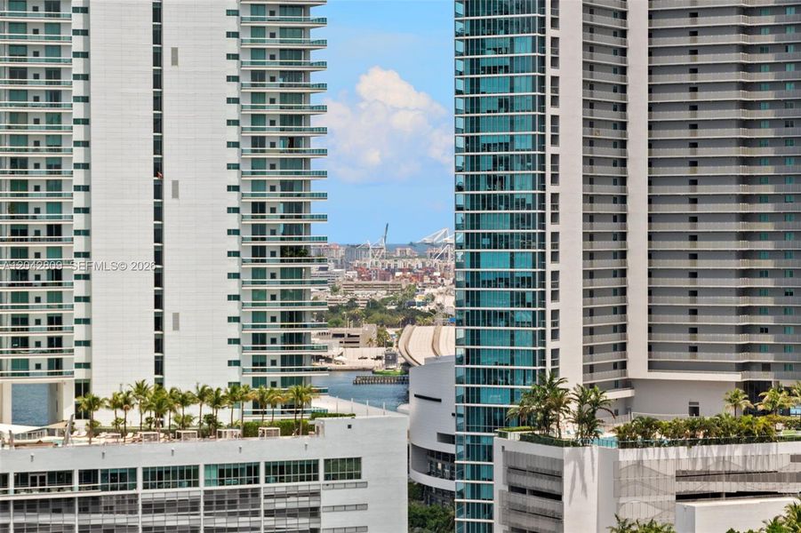 Condo located in Miami, FL showcasing its design and architecture (Image 35).