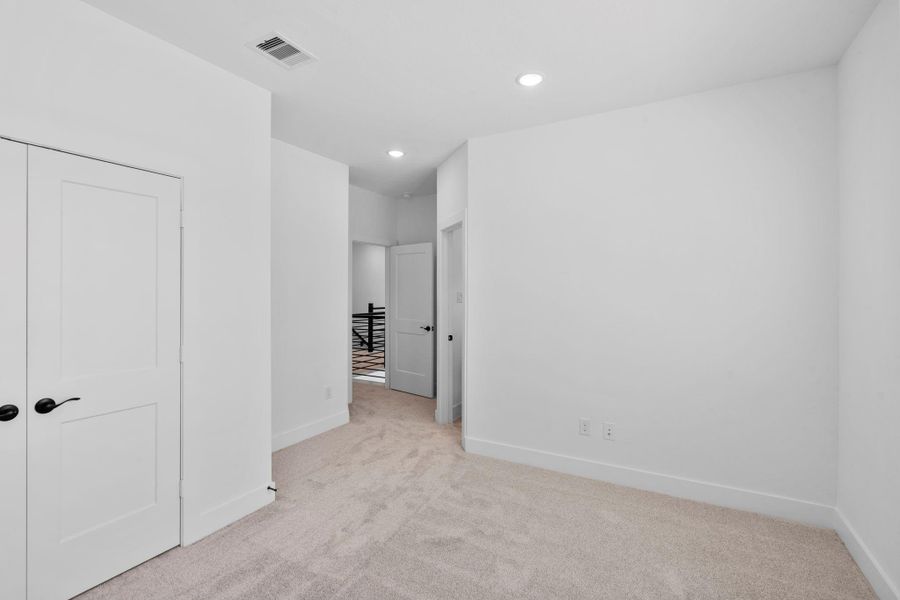 Spacious, unfurnished interior of a new home in Evergreen, Conroe (Image 29).