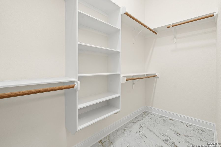 Spacious, unfurnished interior of a new home in , La Vernia (Image 34).