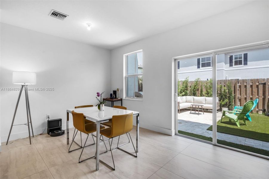 Furnished interior view inside a new home in , Coral Springs (Image 23).
