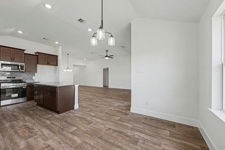 Spacious, unfurnished interior of a new home in , Angleton (Image 21).