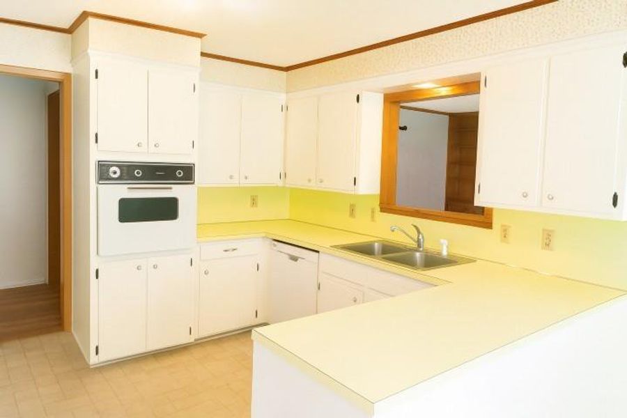 Furnished interior view inside a new home in , Mineola (Image 11).