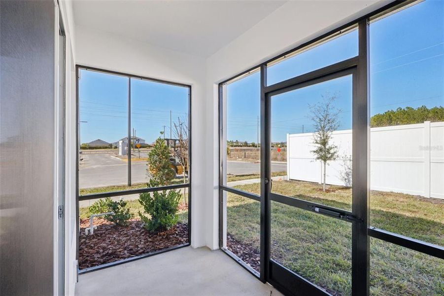 Exterior details and patio area of a home in Twin Oaks, Zephyrhills (Image 3).