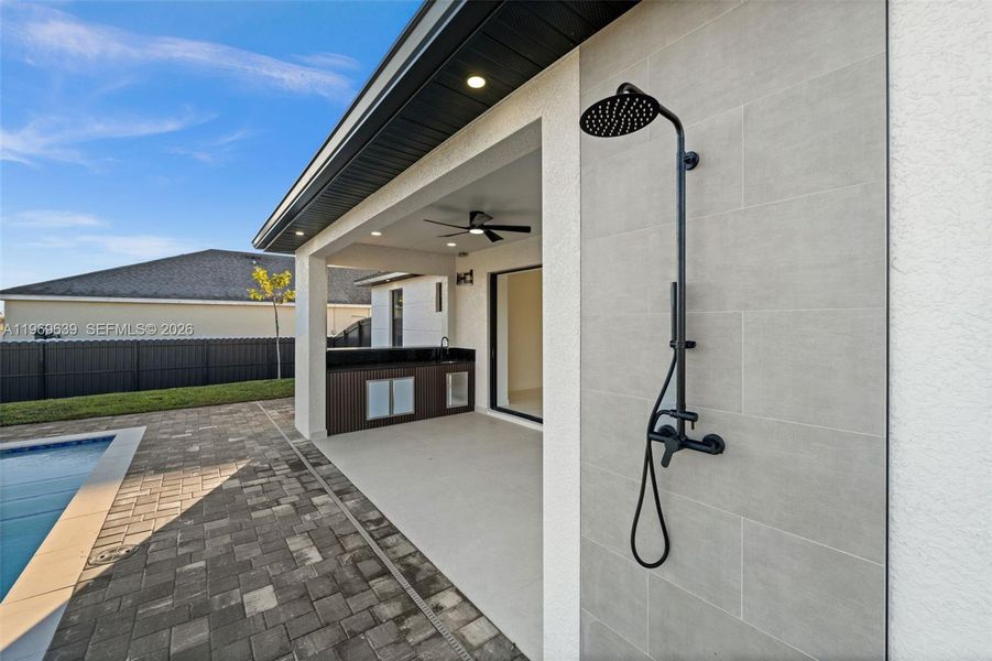 Exterior details and patio area of a home in , Cape Coral (Image 30).