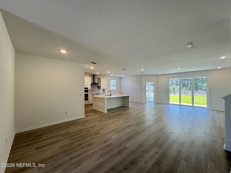 Spacious, unfurnished interior of a new home in Hyland Trail, Green Cove Springs (Image 26).