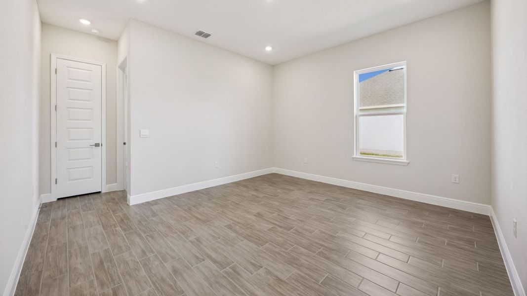 Representative unfurnished interior of a home built from the Everett by D.R. Horton in Buena Lago, St. Cloud (Image 23).