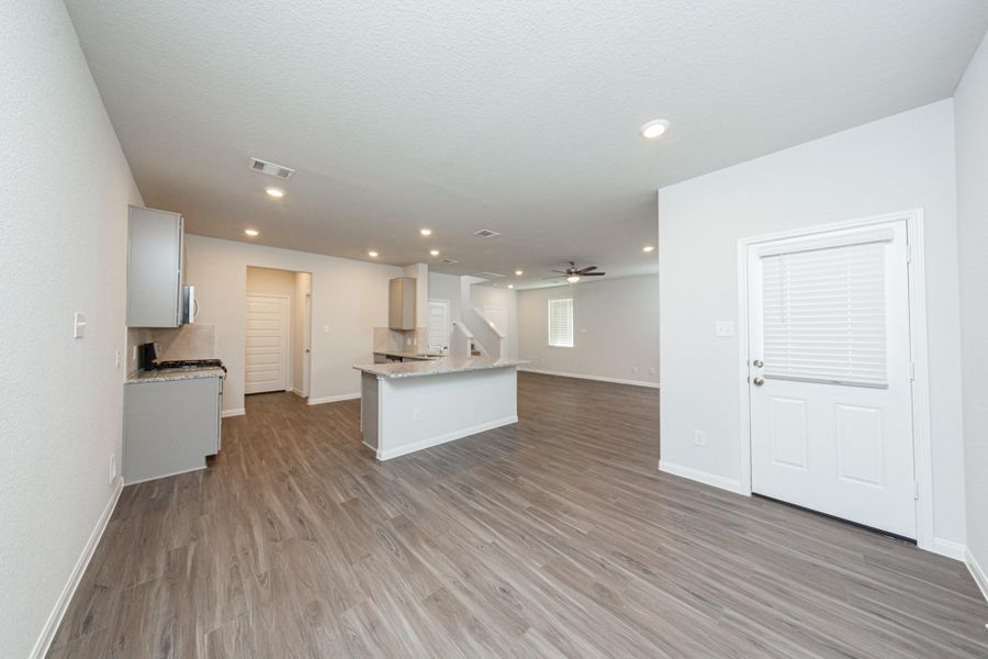 Spacious, unfurnished interior of a new home in River's Edge, Conroe (Image 10).