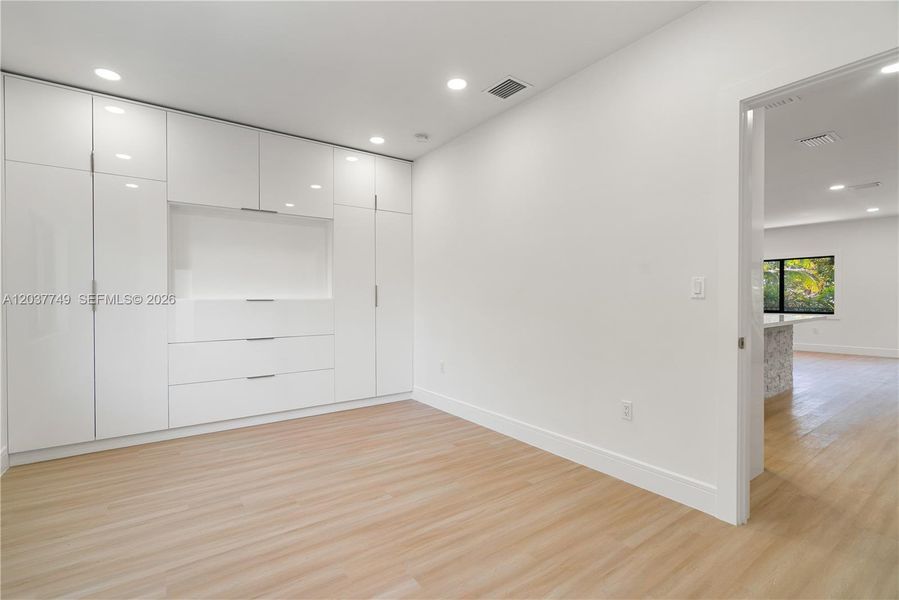 Spacious, unfurnished interior of a new home in , Key Largo (Image 38).