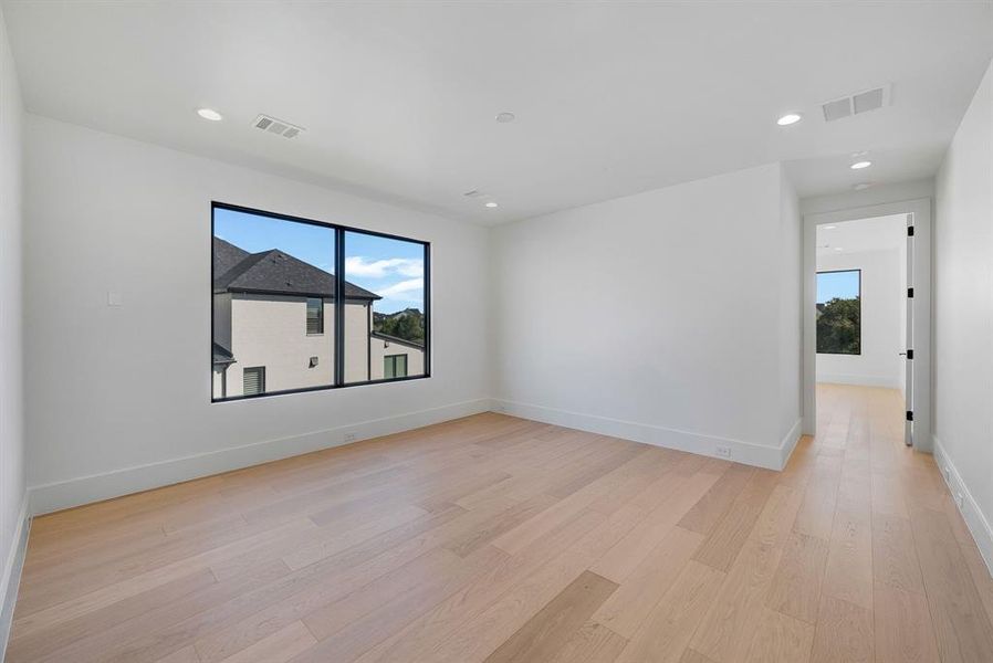 Spacious, unfurnished interior of a new home in , Prosper (Image 20).